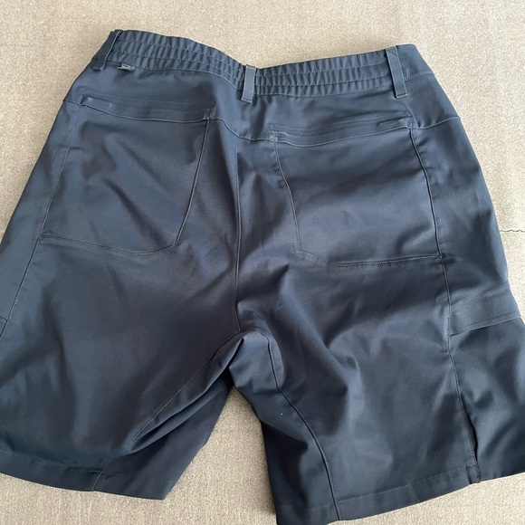 [32]Lululemon Men's Blue/Gray flat front Shorts - Picture 3 of 7